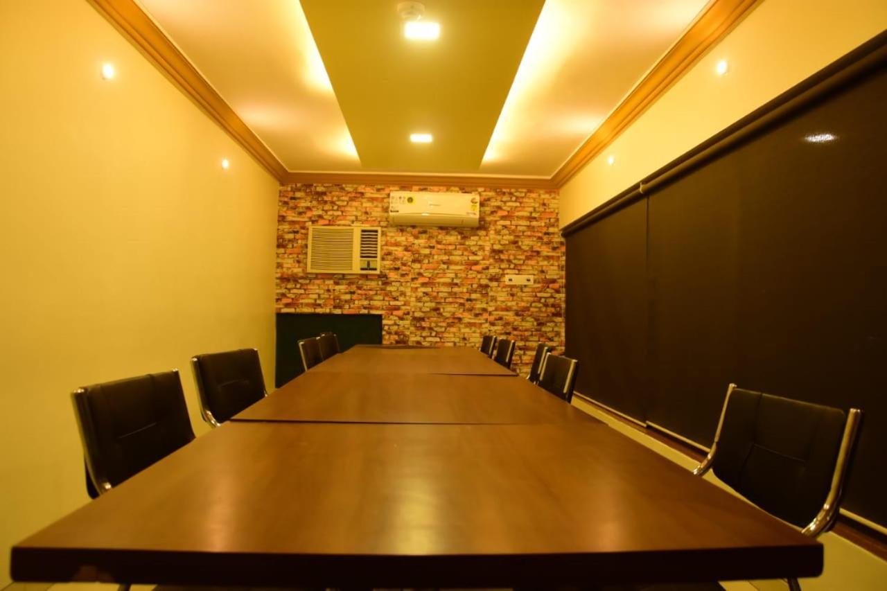 Hotel Shiv International Bhachau エクステリア 写真